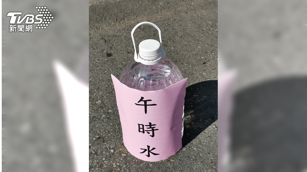 楊登嵙分享自己多年前所取的午時水。(圖/楊登嵙提供)