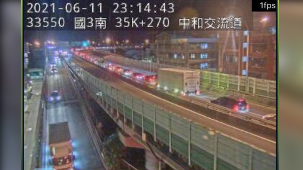 中和交流道也出現塞車情形。(圖/高公局即時影像)
