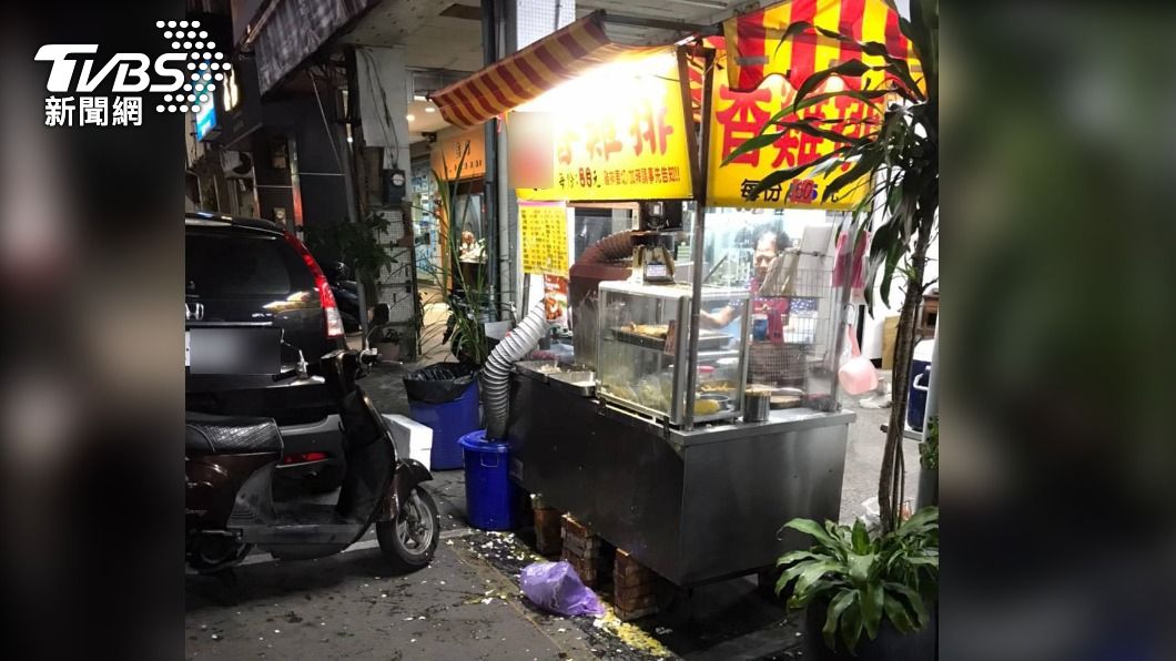 討不到債竟蛋洗許男母親經營的雞排攤。（圖／TVBS）