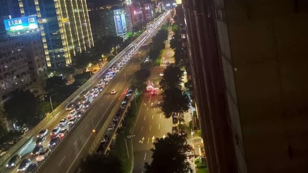 昨晚部分交流道就出現塞車情況。(圖/翻攝自「爆怨2公社」)