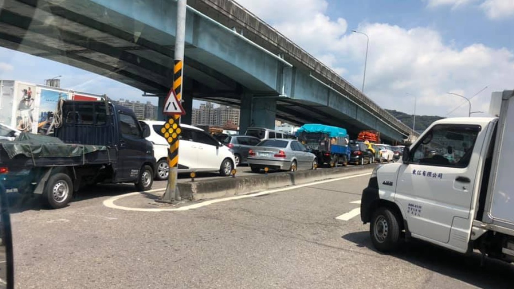 交流道塞爆！物流、救護車全卡　交通部緊急放寬