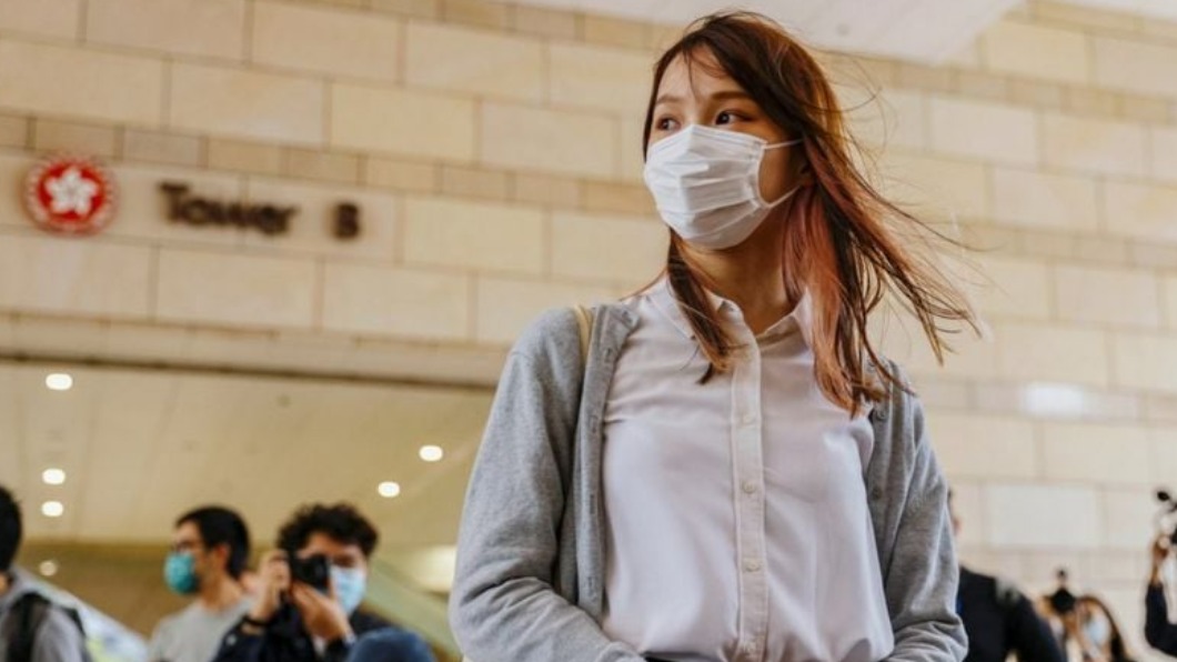 「香港民主女神」周庭出獄 市民擠爆到場加油