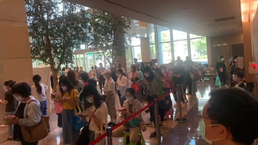 亞東醫院今(12)日上午湧入大量醫護,民眾憂恐有感染風險。(圖/翻攝自記者爆料網)