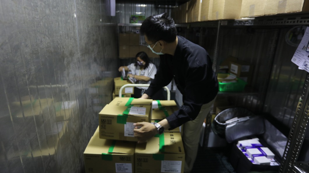 來了!高雄9.1萬劑AZ疫苗到貨 前5類下午開打