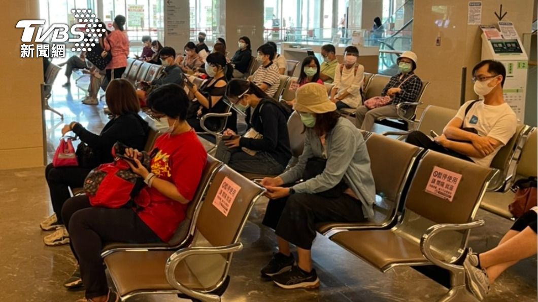 醫護擠爆亞東醫院,搶打500劑莫德納。(圖/亞東醫院提供)