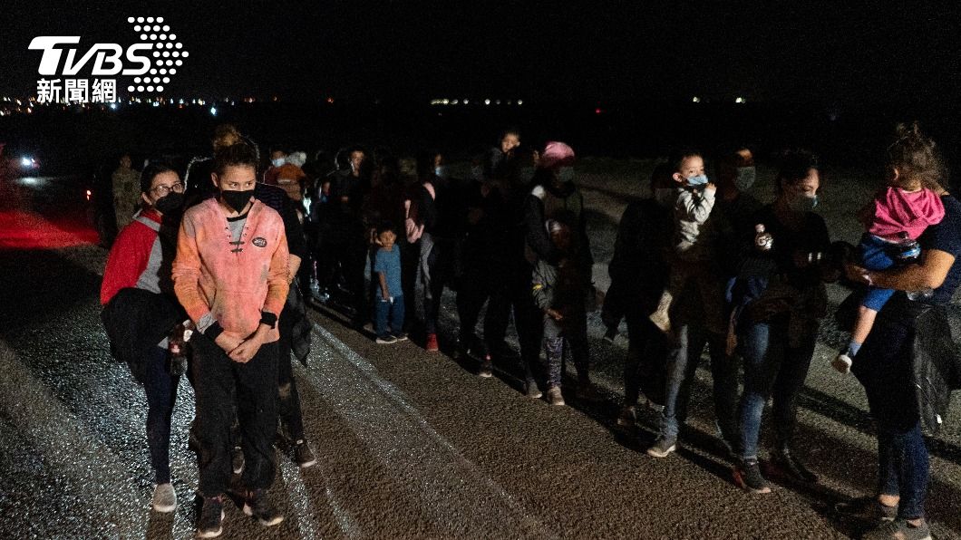 大量移民在夜晚試圖進入美國邊境。(圖/達志影像路透社)