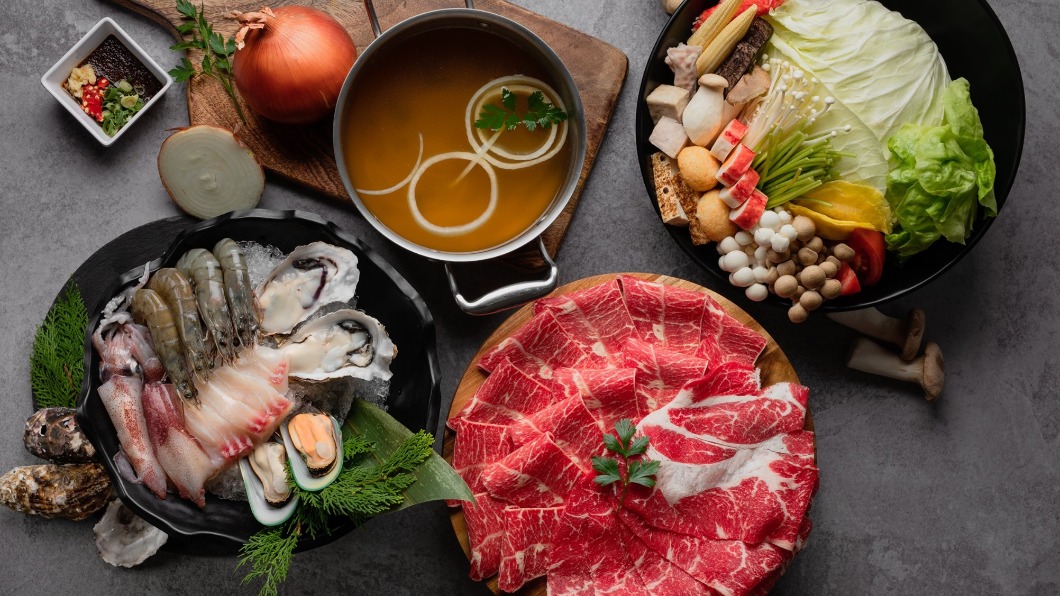 「肉多多火鍋」外帶自取300元以上套餐，便享套餐買1送1。（圖／翻攝自「肉多多火鍋」粉專）