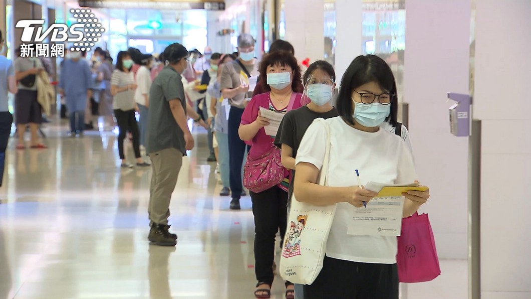 亞東醫院統計,85歲以上長者和第一到三類人員,預計在6月15日至6月17日之間施打,分別有150、160個名額,中午時就都已經額滿。(圖/TVBS資料畫面)