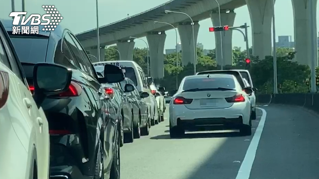 紅綠燈「這規定」9成都不知!免塞車爽左轉 網驚:白等了