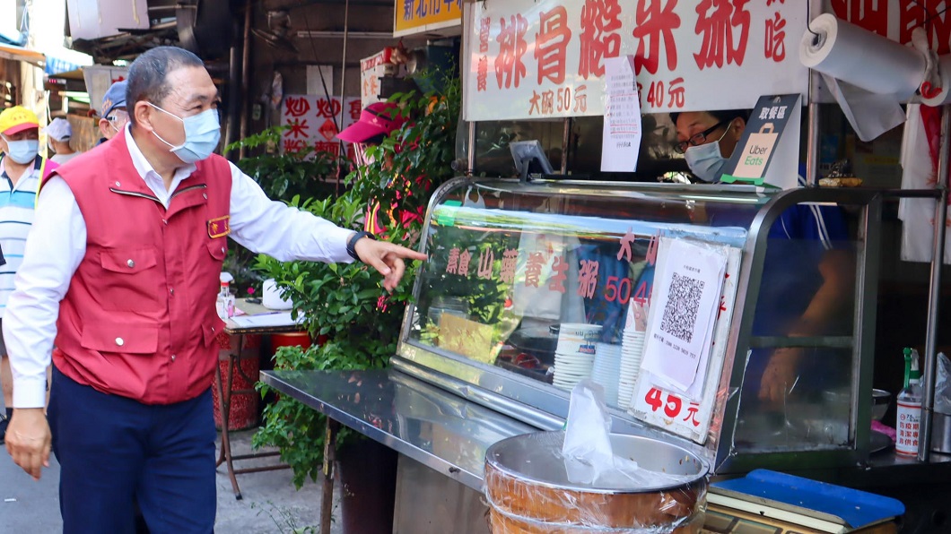 侯友宜呼籲民眾外出採買一次購足就回家。(圖/新北市政府提供)