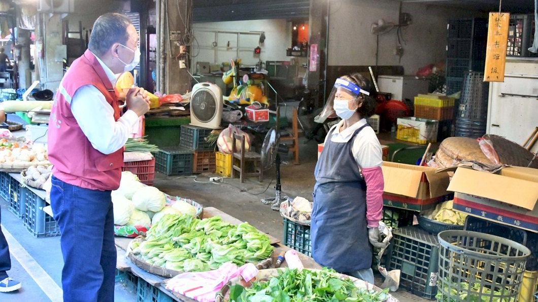 憂連假市場人流擠爆 侯友宜視察中和:一次買足就回家