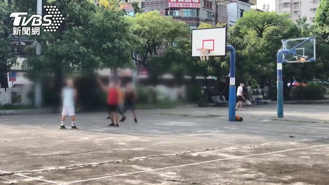 微解封指引規定,打籃球禁止3對3鬥牛。(圖/TVBS)