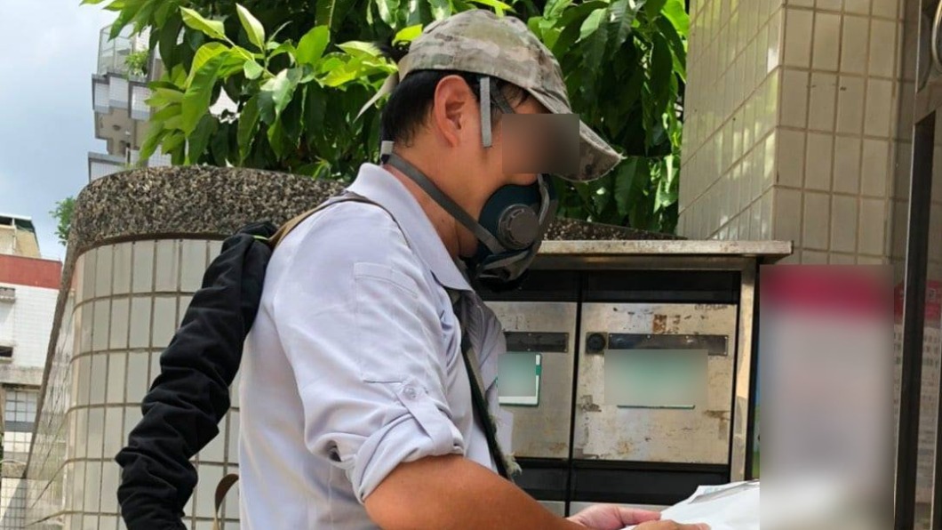 怕染疫!郵差掏3萬自購「防毒面具」 熱天全副武裝送信