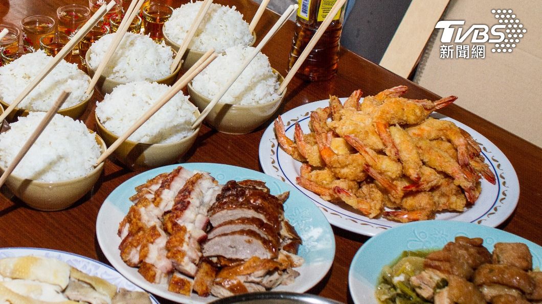 拜地基主時,供品以家常飯菜為主。(示意圖/Shutterstock達志影像)