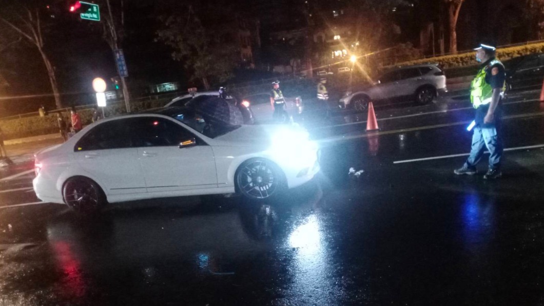 台中熊貓女雨夜趕單 砰!遭賓士碰撞送醫宣告不治