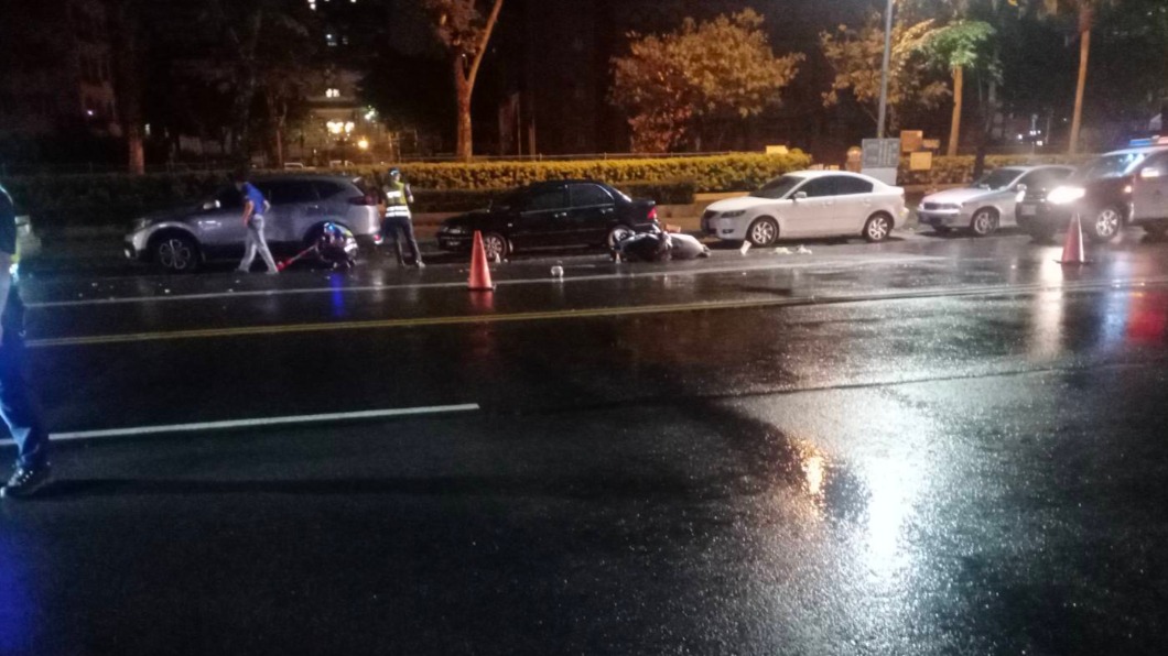 女外送員的機車零件散落一地。(圖/翻攝自記者爆料網)