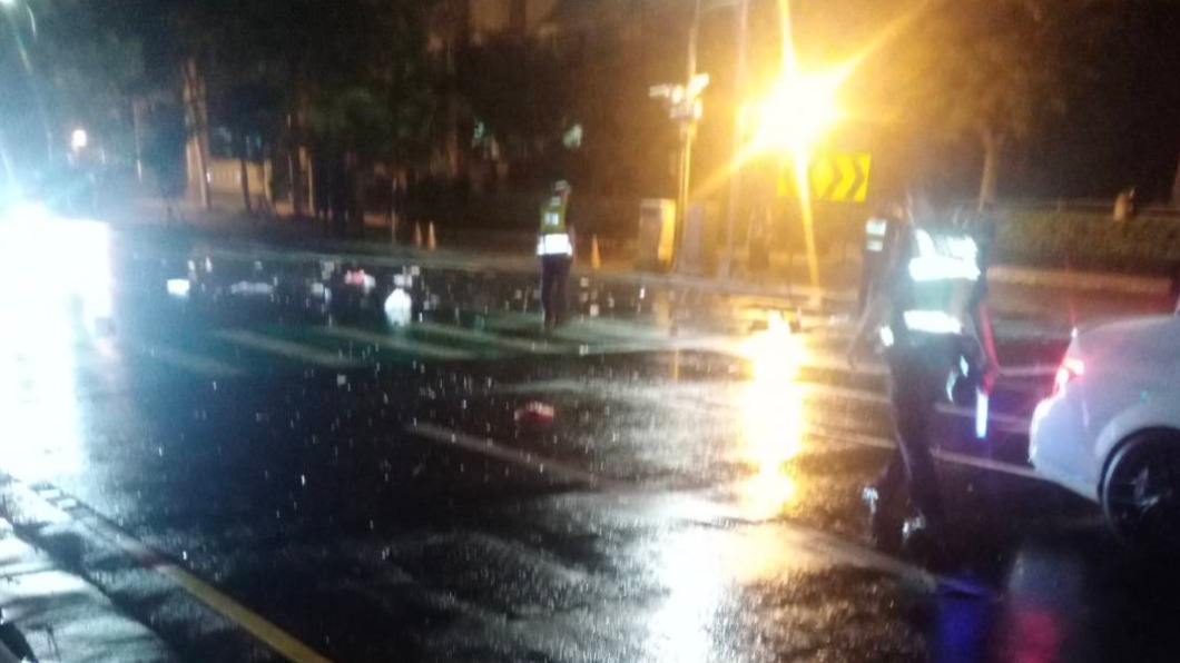 女外送員與賓士轎車發生碰撞,警方於現場維持交通警戒。(圖/翻攝自記者爆料網)