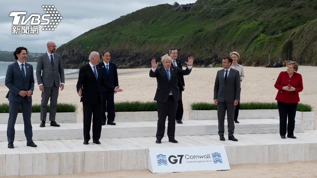 G7領導人合照時仍遵守防疫社交距離。(圖/達志影像美聯社)