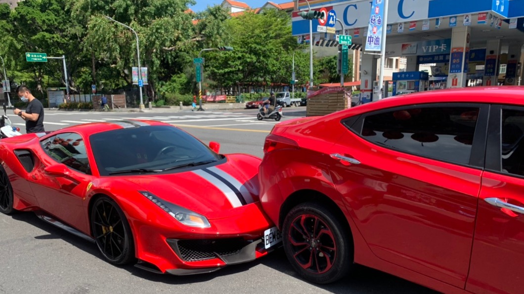 「車與車的連結」賠慘了! 買完香腸倒退嚕撞千萬法拉利