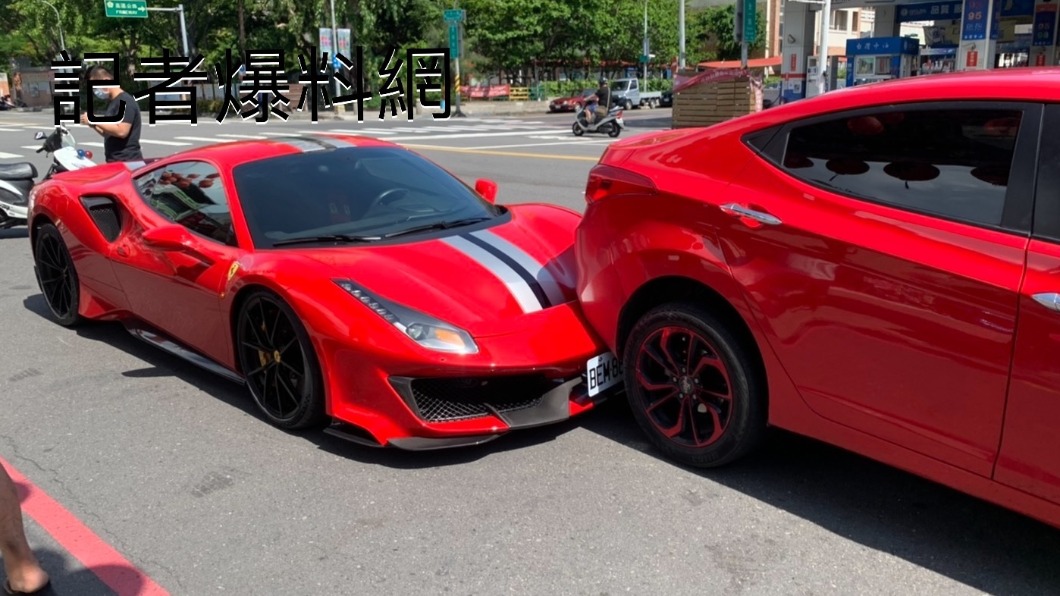 高雄一名男子買完香腸倒車不慎，撞到後方千萬法拉利。（圖／警方提供）