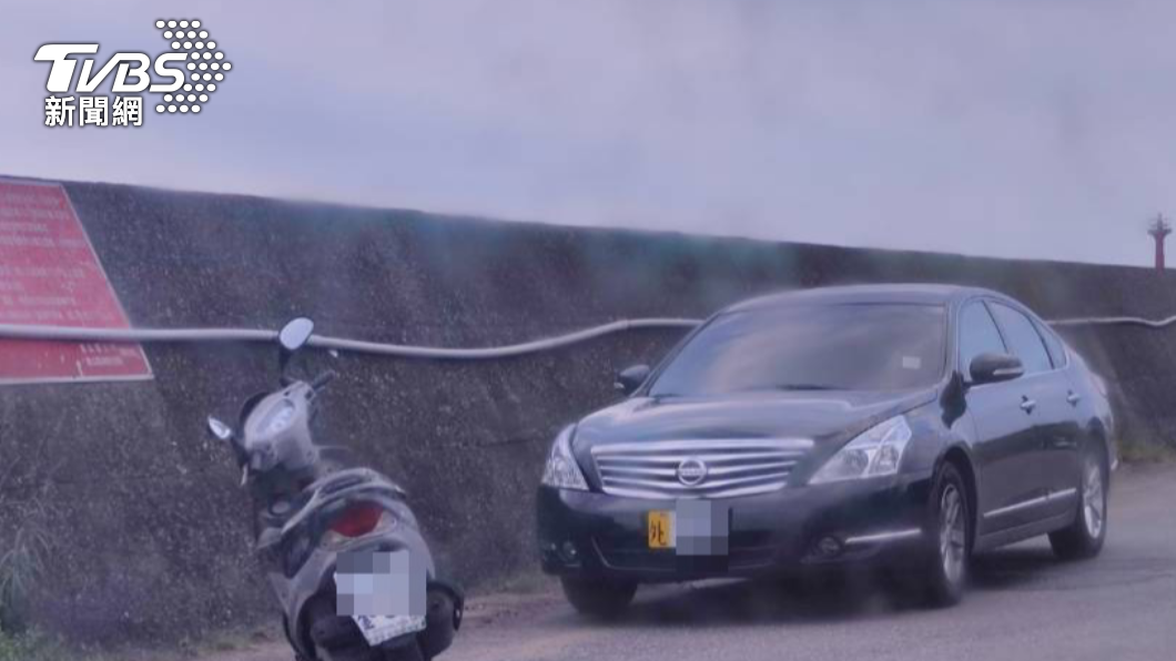 車上下來7位外國人,執意前往戲水。(圖/TVBS)
