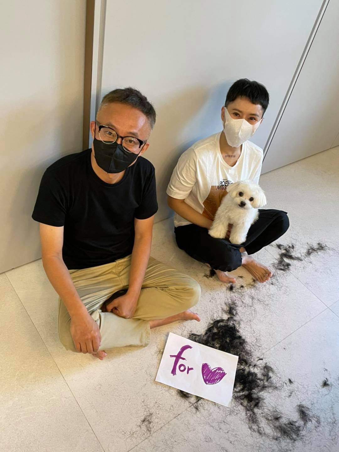 好友許常德陪詹雅雯剪髮,樂觀對抗病魔。(圖/翻攝自許常德臉書)