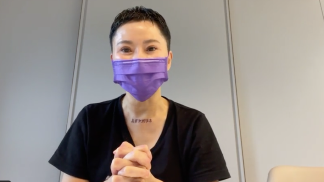 胸口的刺青提醒詹雅雯時刻正向。(圖/翻攝自詹雅雯臉書)