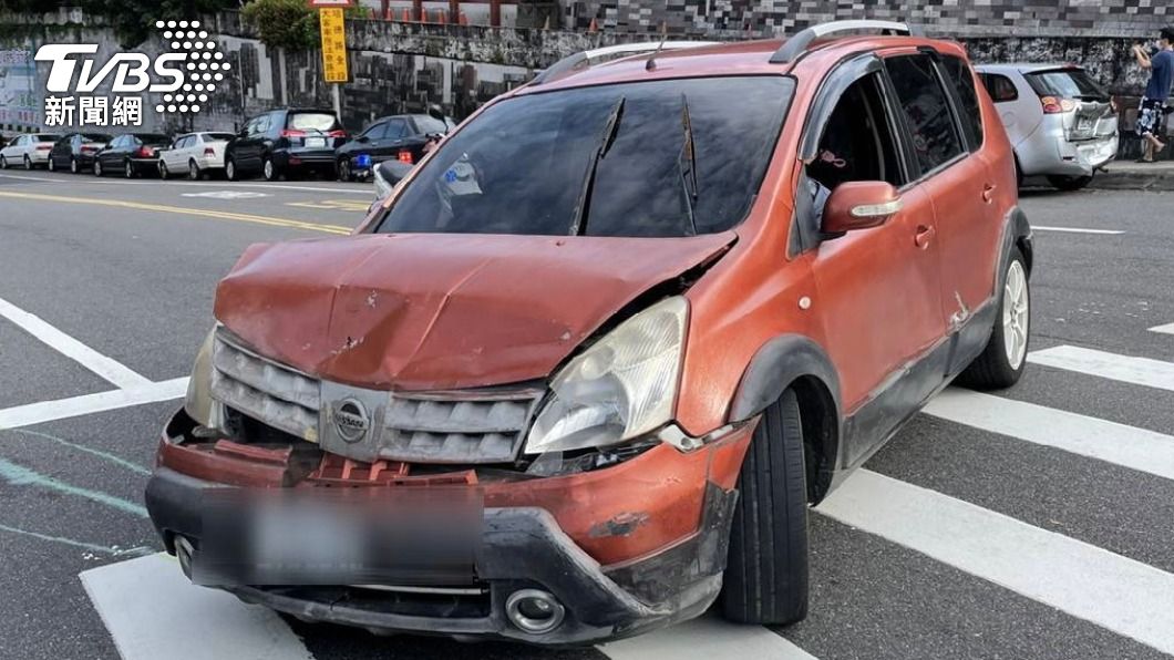 血糖太低暈了!闖紅燈撞3車 繼續倒車大迴轉撞警用機車