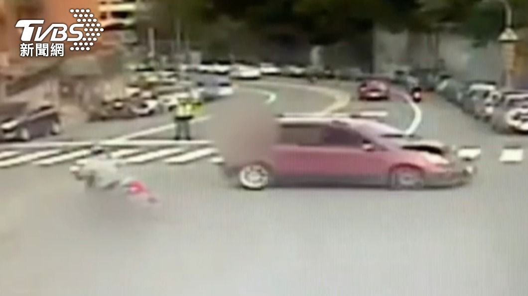 警方到場吳男突然大迴轉撞上警用機車。(圖/TVBS)