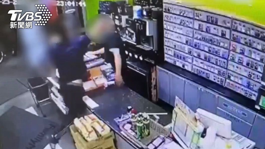 「戴口罩怎麼喝飲料！」男客遭勸阻　竟揮拳亂毆超商店員