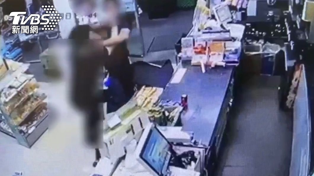 店員和客人在超商內互毆。(圖/TVBS)