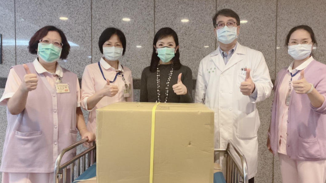 何麗玲捐贈N95口罩、護目鏡、防水隔離衣。(圖/翻攝自台大醫院)
