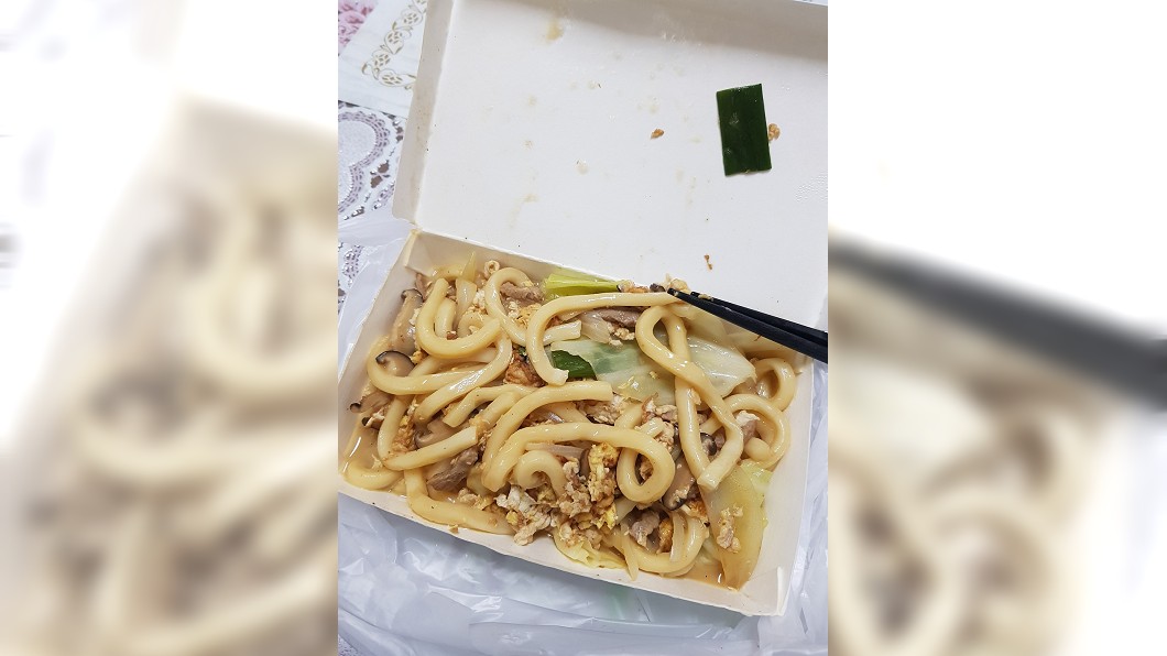 一名女子買烏龍麵吃驚覺沒味道以為自己確診新冠肺炎。（圖／翻攝自爆怨2公社）