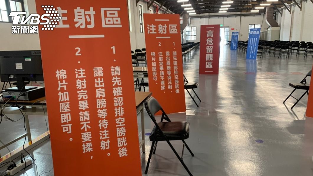 國泰醫院又借了4號倉庫作為民眾等候區,長者可在舒適的環境等候叫號報到。(圖/國泰醫院提供)