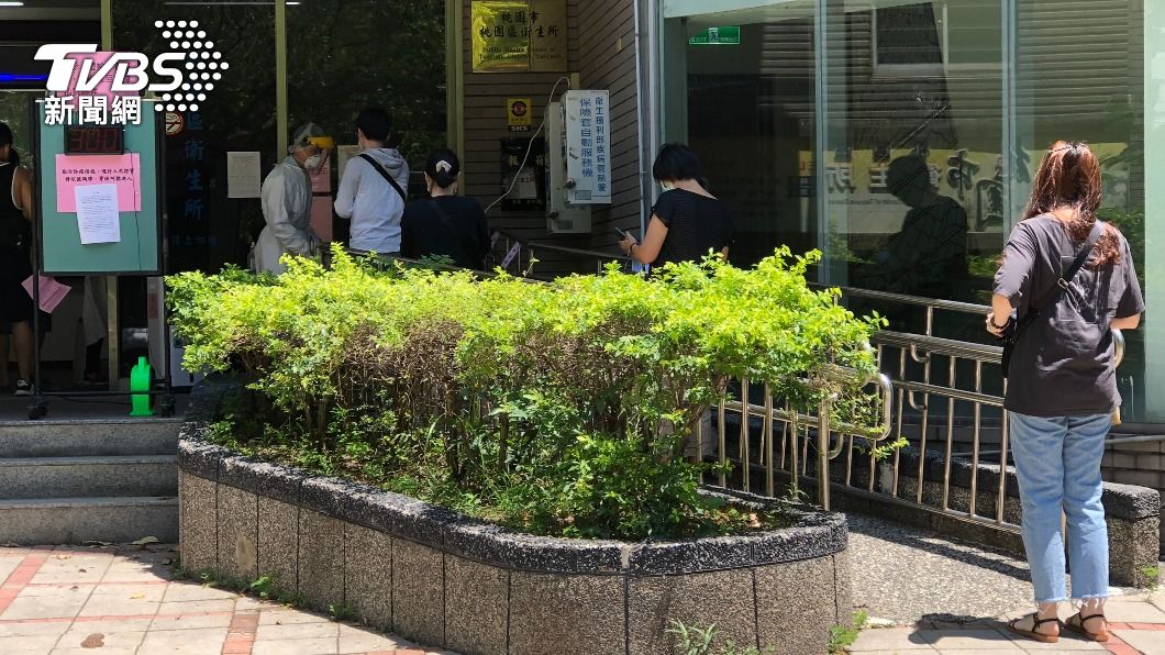 排隊接種疫苗引爭議 桃市府發放號碼牌紓解人潮