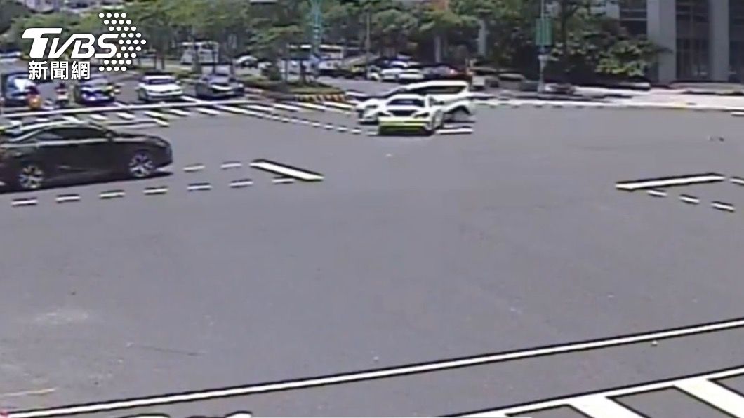 兩車在路口發生碰撞。（圖／TVBS）