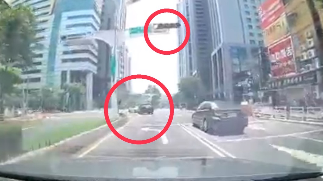 白車左轉時路口為紅燈。（圖／Facebook我是板橋人）