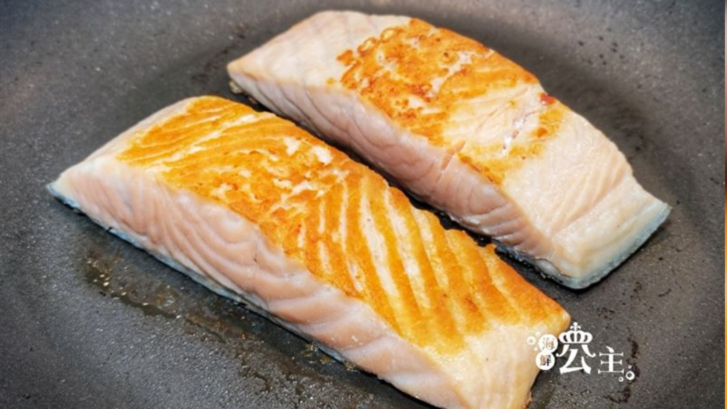 防疫組合包料理鮭魚炊飯。(圖/海鮮公主小舖提供)