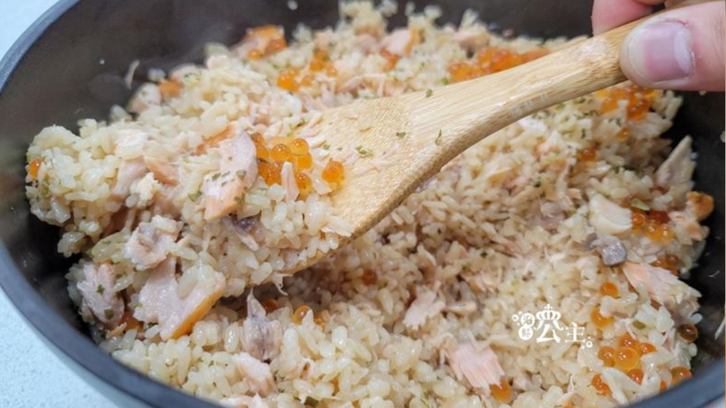 防疫組合包料理鮭魚炊飯。(圖/海鮮公主小舖提供)