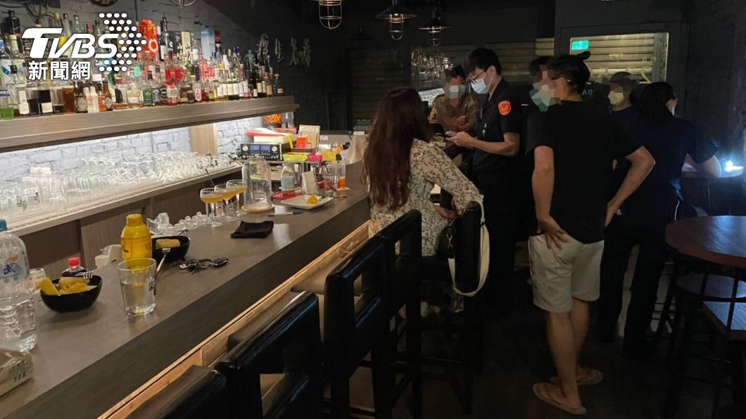 端午連假酒吧拉鐵門偷營業 員警埋伏2小時上門逮人
