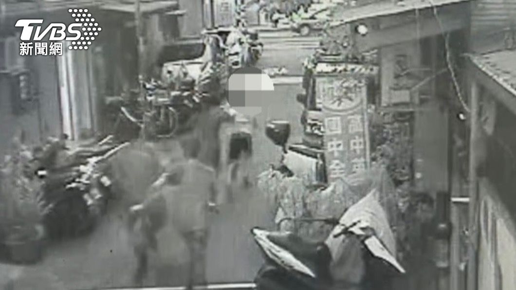 被害店家員工合力抓竊賊。(圖/TVBS)