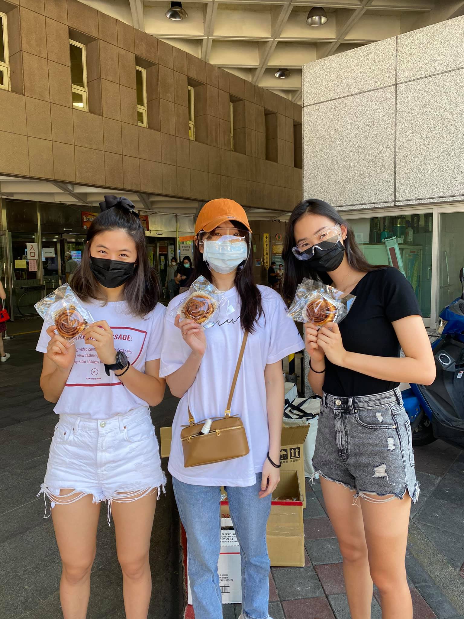 賈永婕2個女兒見到柯佳嬿非常開心。（圖／翻攝自賈永婕臉書）