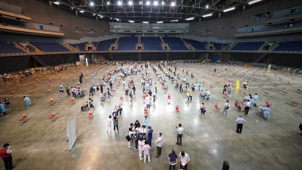 高雄疫苗開打!室內避雨難保社交距離 還有樂隊現場演奏
