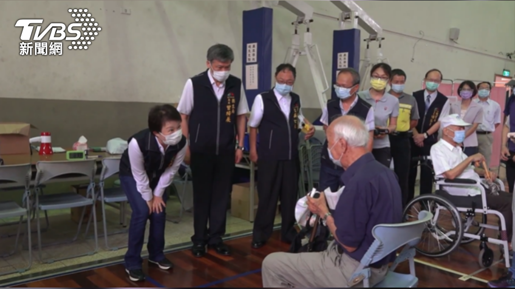 盧秀燕關心長者施打疫苗狀況。(圖/台中市政府提供)