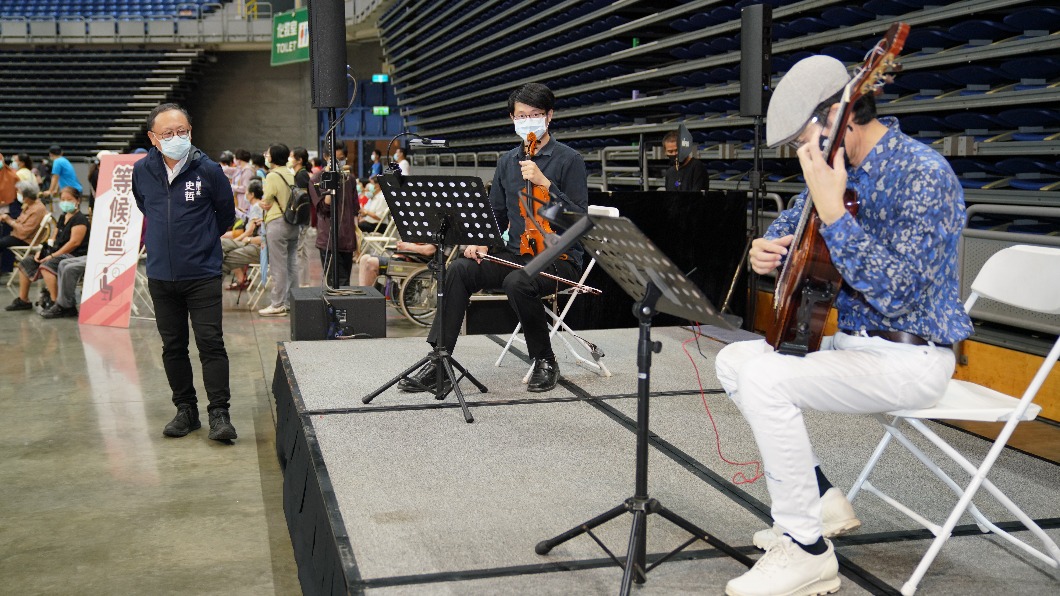 巨蛋接種站請來音樂家現場演奏。(圖/高雄市政府提供)
