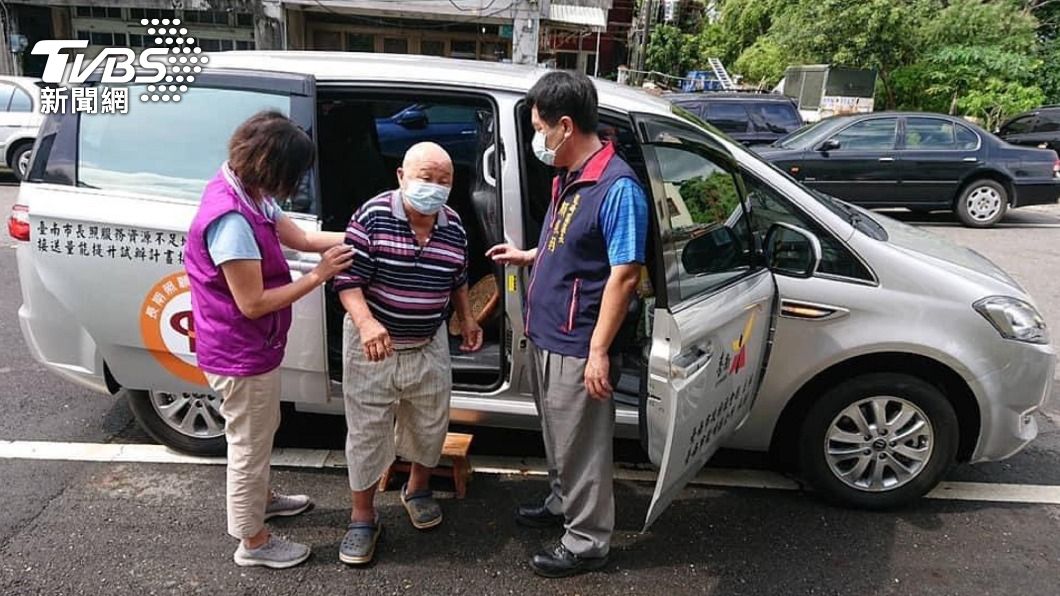 台南提供行動不便者接送服務。（圖／中央社）