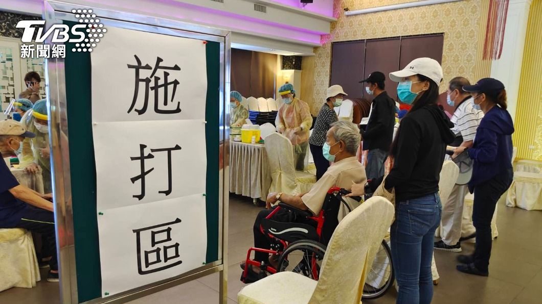 苗縣85歲以上長者出門打疫苗　百歲人瑞不缺席