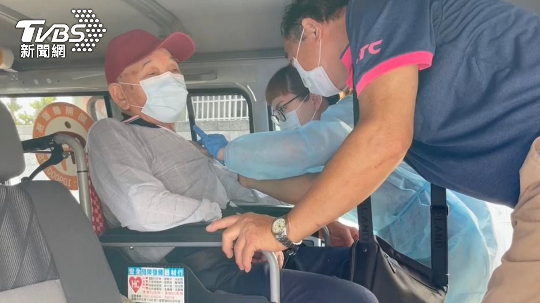 苗栗有名103歲人瑞搭長照專車前往衛生所接種。(圖/中央社)
