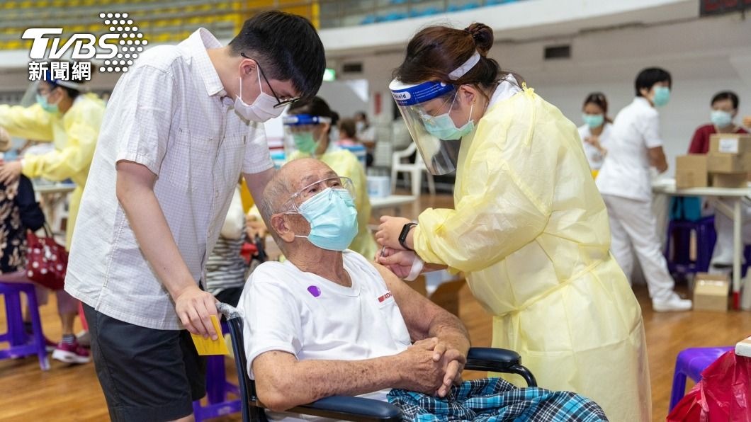 台東75歲以上長者優先接種AZ疫苗。（圖／中央社）
