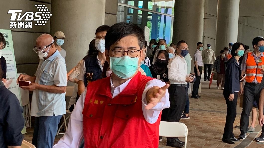 高雄巨蛋疫苗接種間距不理想 陳其邁動怒飆罵官員